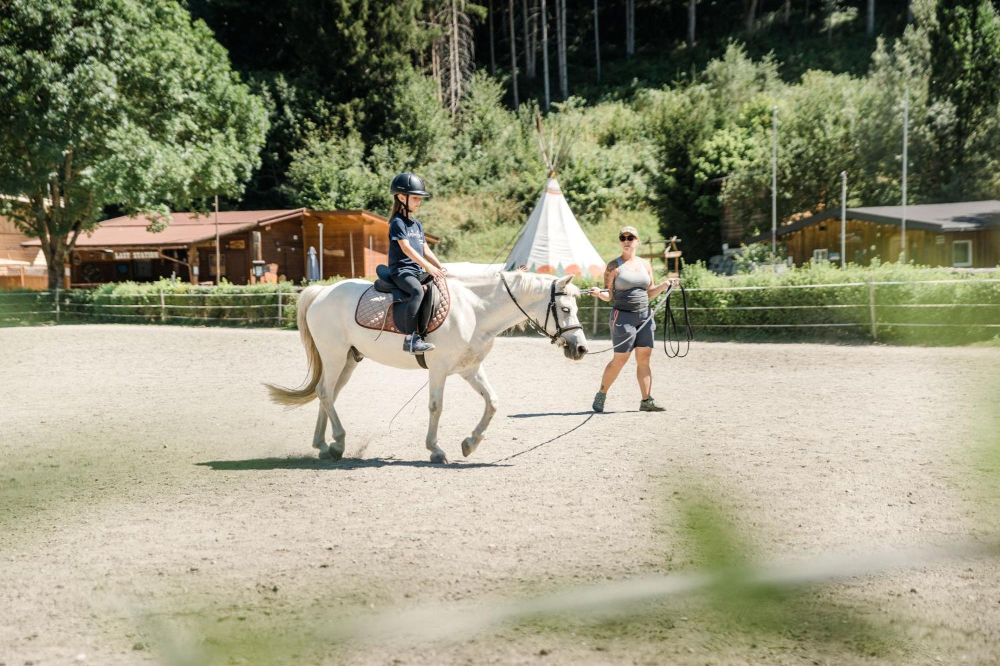 Chalet - Direkt Am 5 Sterne Campingplatz Aufenfeld Im Zillertal Mit Hallenbad Und Sauna Aschau Im Zillertal ภายนอก รูปภาพ